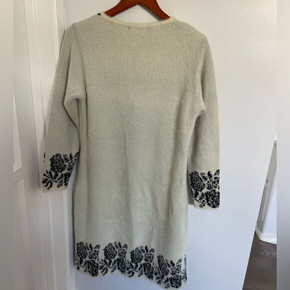 Unique woman’s black and white sweater size small - Picture 2 of 5